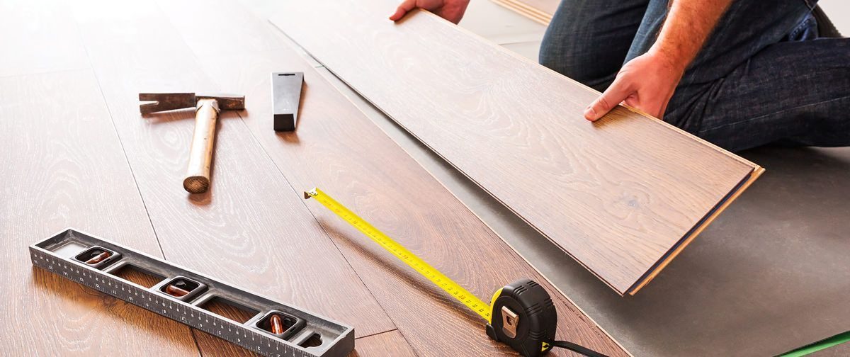 fitting-wooden-floor-in-the-corner