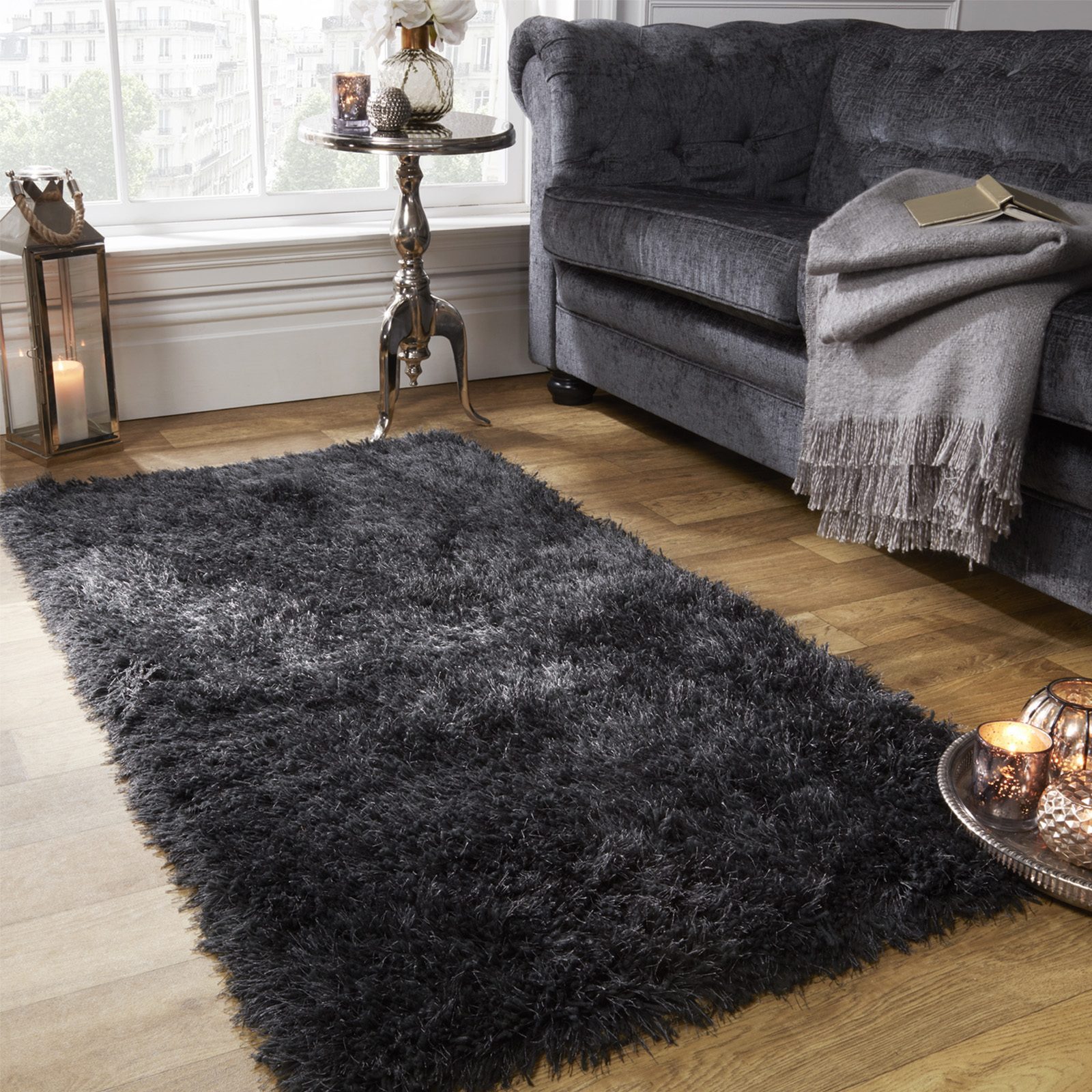 protecting-the-floor-with-the-carpet