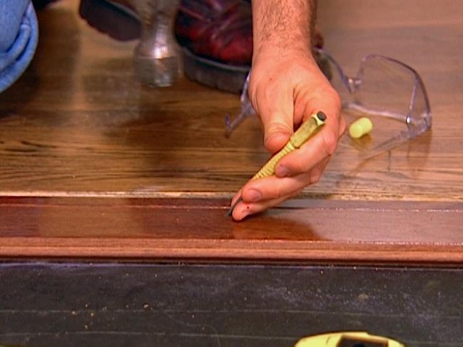 removing-damaged-plank|replacing-damaged-wood-flooring-plank|replacing-damaged-wood-flooring-plank